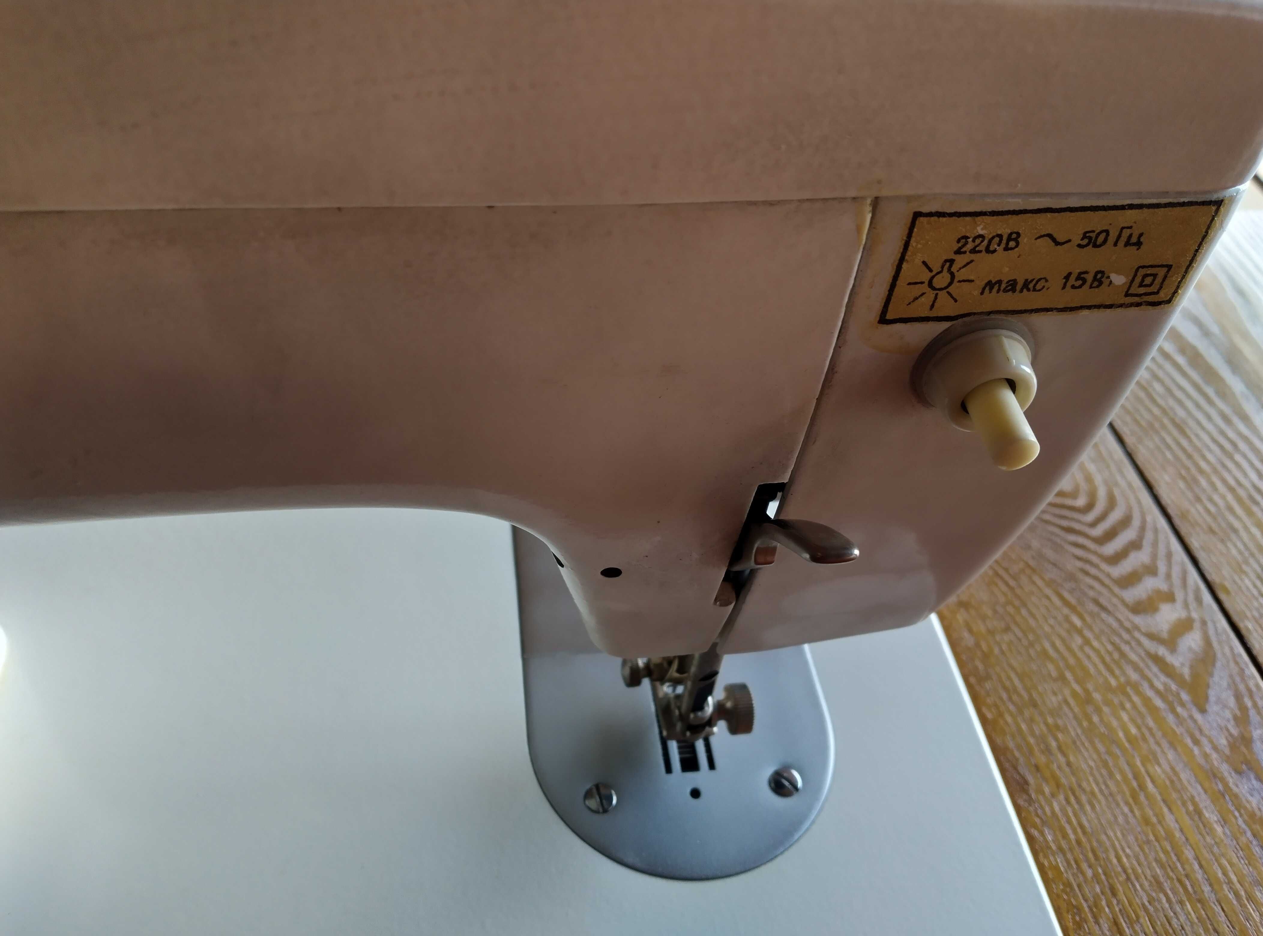 Машинка швейна Чайка 142М