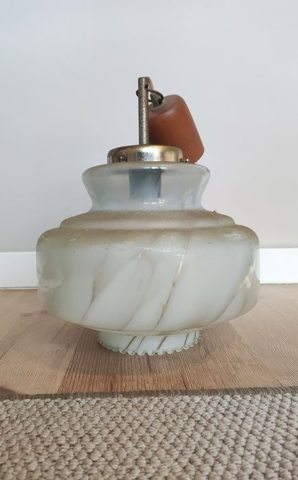 Lampa wisząca PRL – biały szklany klosz, metalowe elementy – vintage