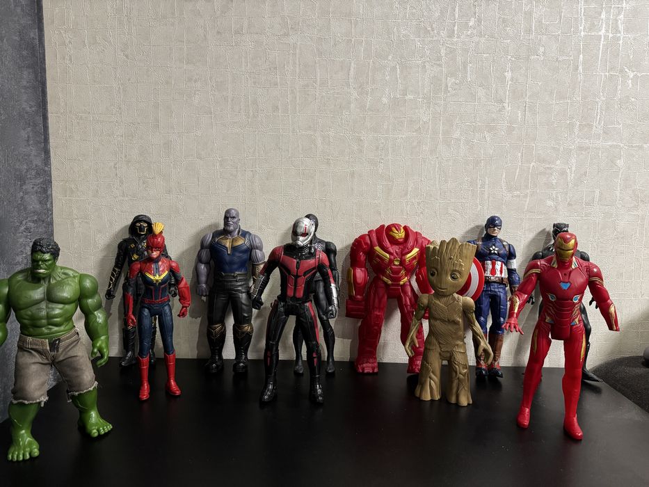Фігурки Марвел великі