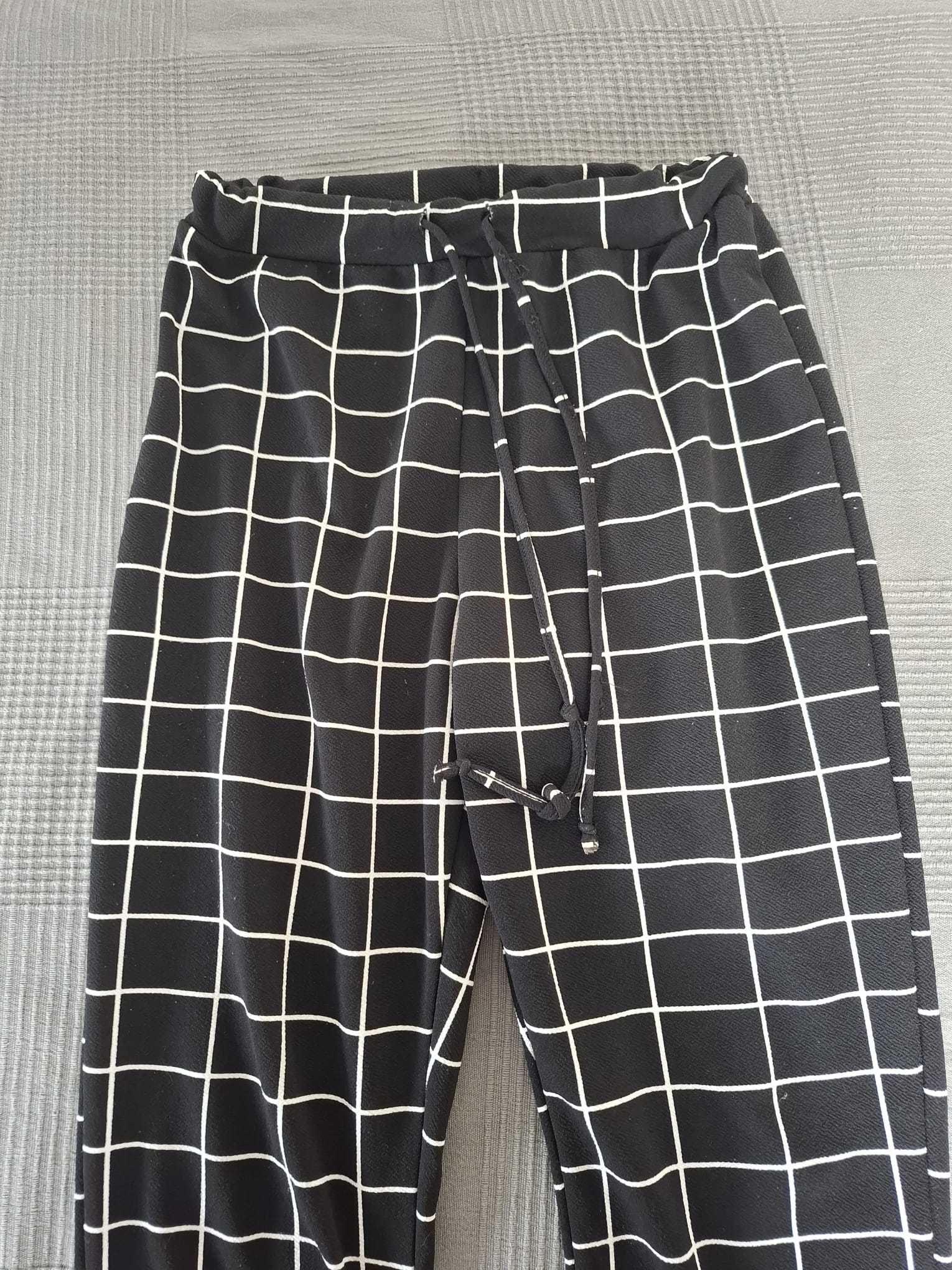 Calça quadriculada preta e branca