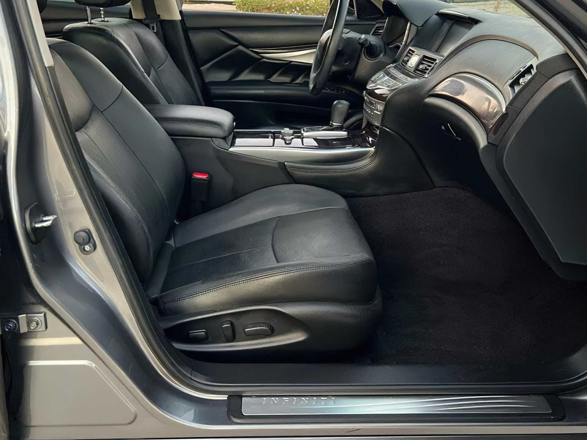 Infiniti Q70 Luxe 2018
