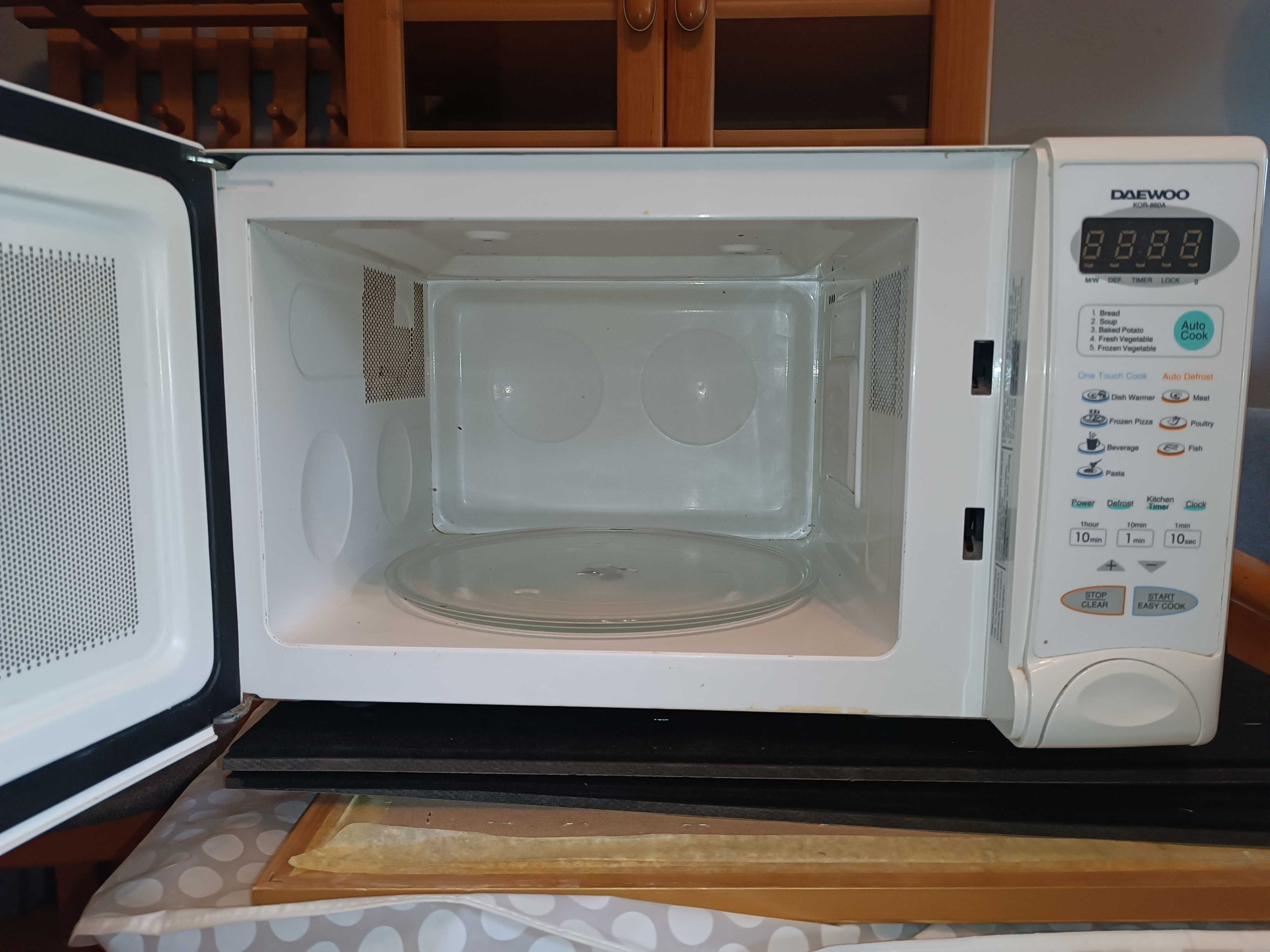 Kuchenka Mikrofalowa - mikrofalówka Daewoo 860A , funkcjonalna i tania