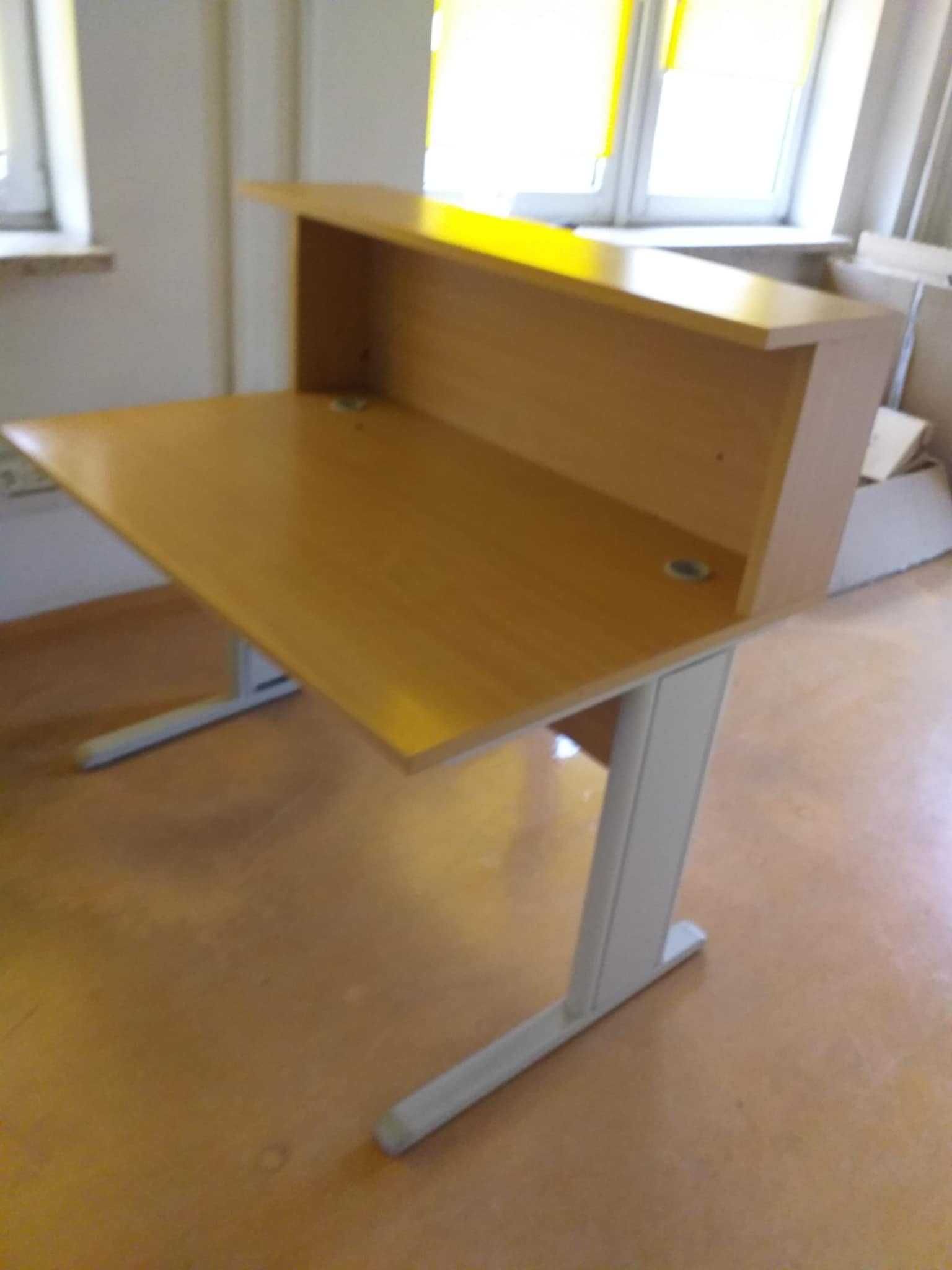 Biurko, stół solidne z metalowymi nogami i nadstawką