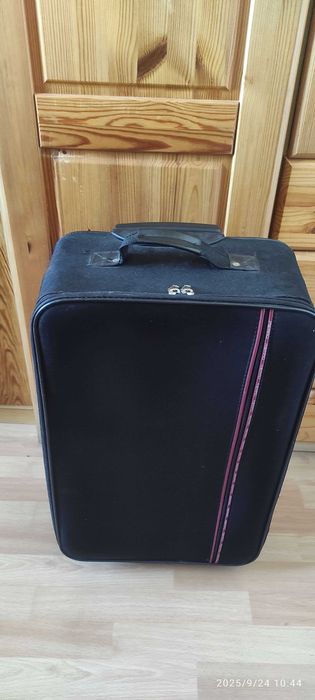 Duża czarna używana walizka, sprawne kółka, suwaki i pałąk z rączką