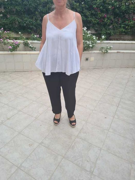 Blusa branca de alças da Maria Canela