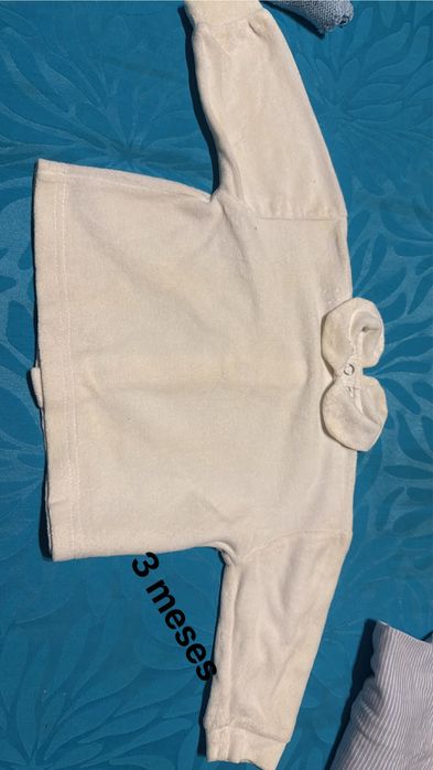 Várias camisolas de bebé