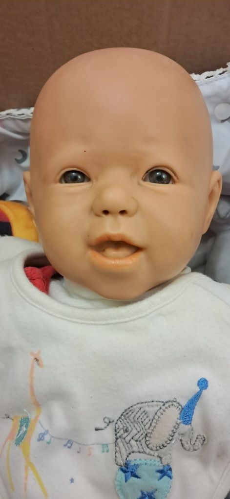Baby reborn  50 cm com enxoval e berço.