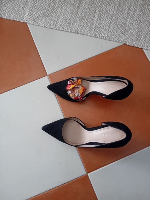 Sapatos de senhora pretos de veludo  muito bonitos