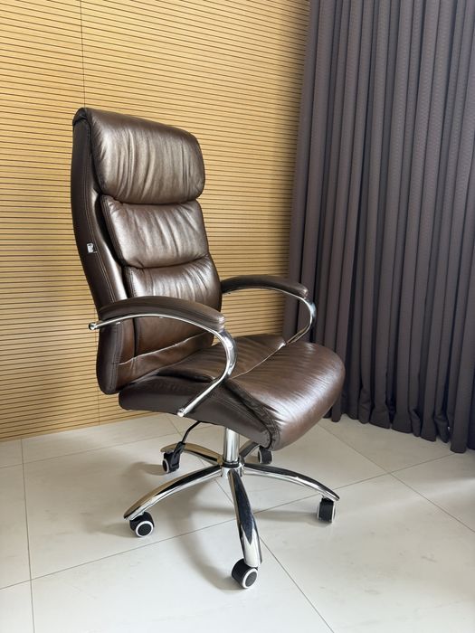 Шкіряне офісне крісло