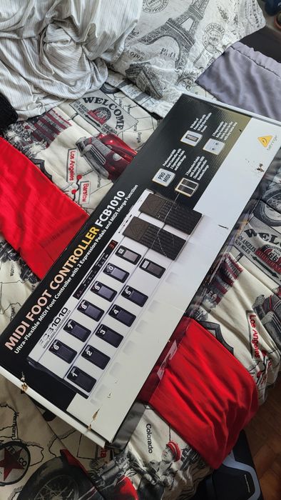 Behringer FCB1010 MIDI footswitch