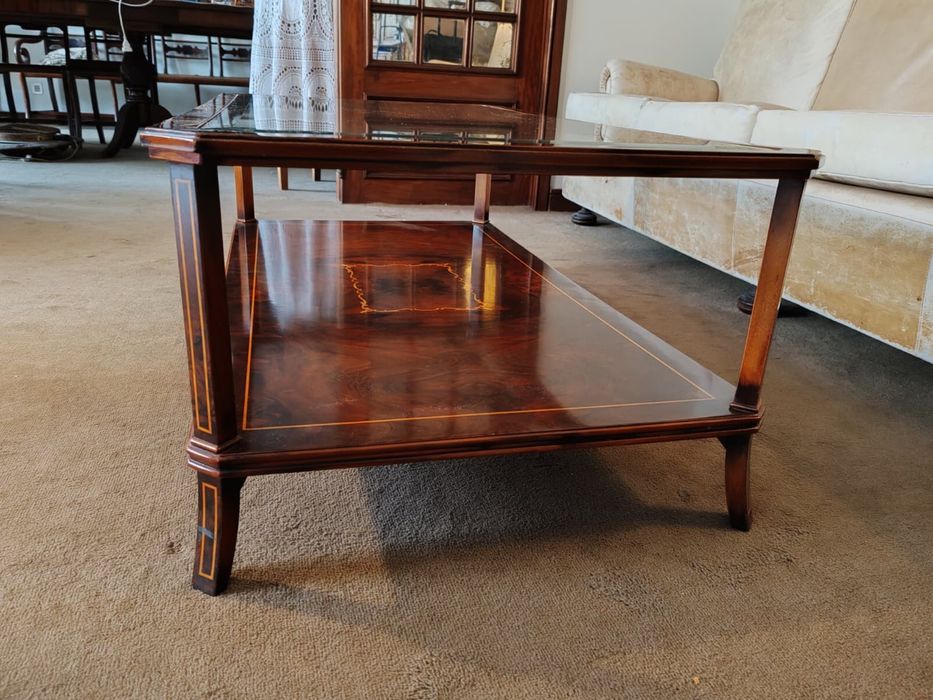 Mesa de centro com tampo em vidro