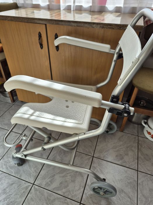 Wózek pod prysznic na kółkach