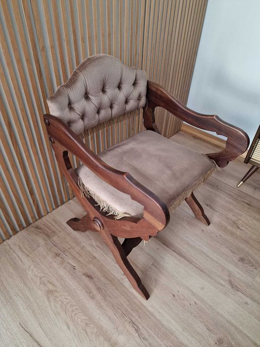 Cadeira de madeira maciça em bom estado de conservação