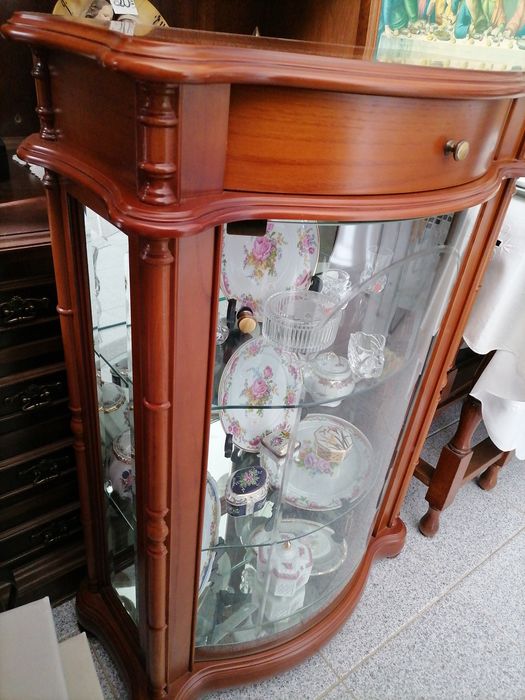 Móvel cristaleira como novo