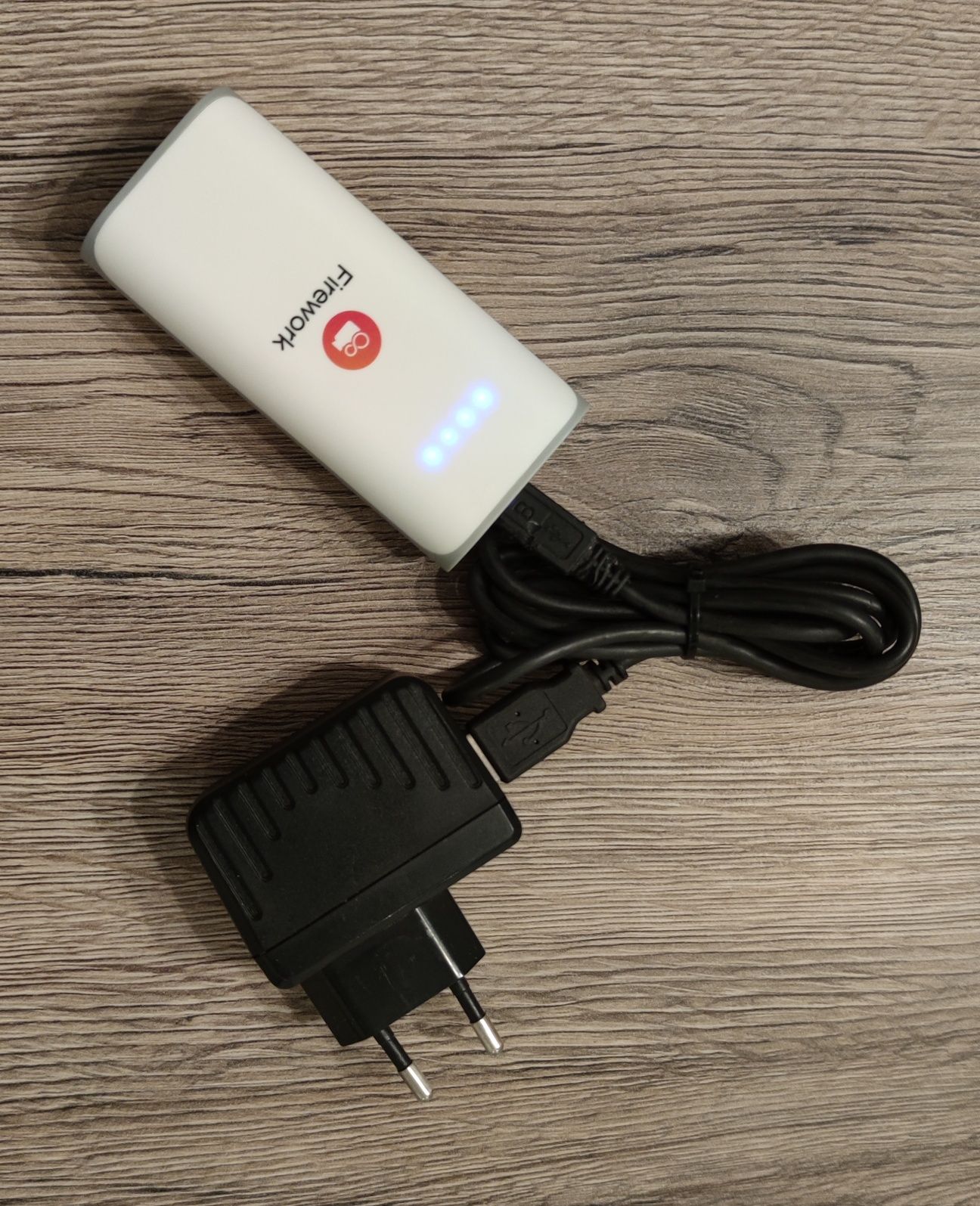 Powerbank z funkcją latarki + ładowarka i kabel