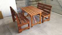 Mesa com bancos ou cadeiras