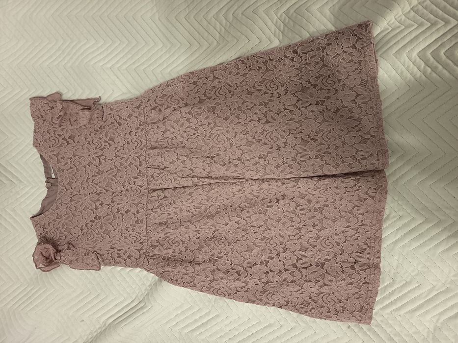 Ciepły pudrowy róż sukienka dla dziewczynki koronkowa