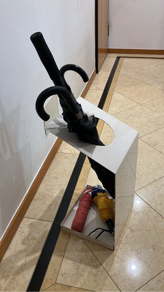 Suporte de guarda chuva de metal branco