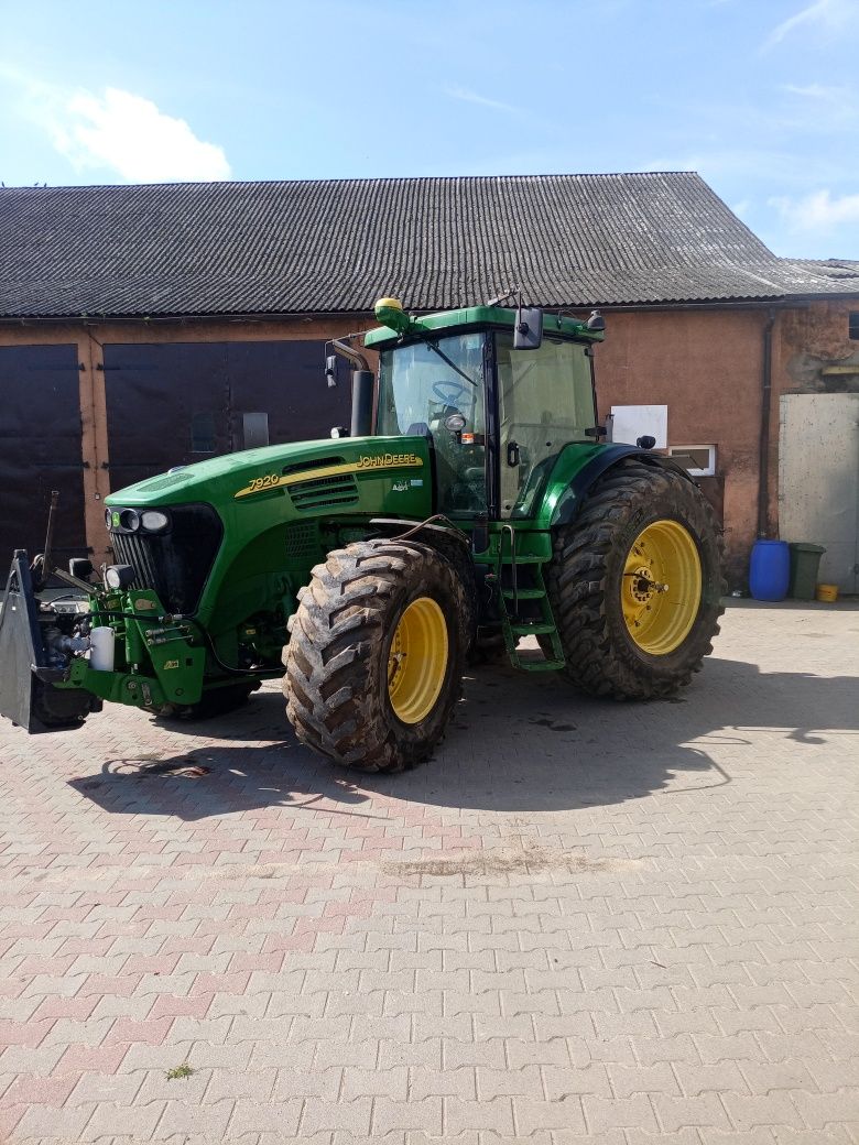 John Deere 7920.