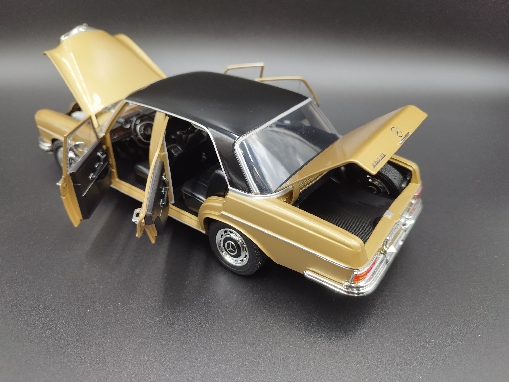 1:18 NOREV Mercedes Benz 280 SE mode