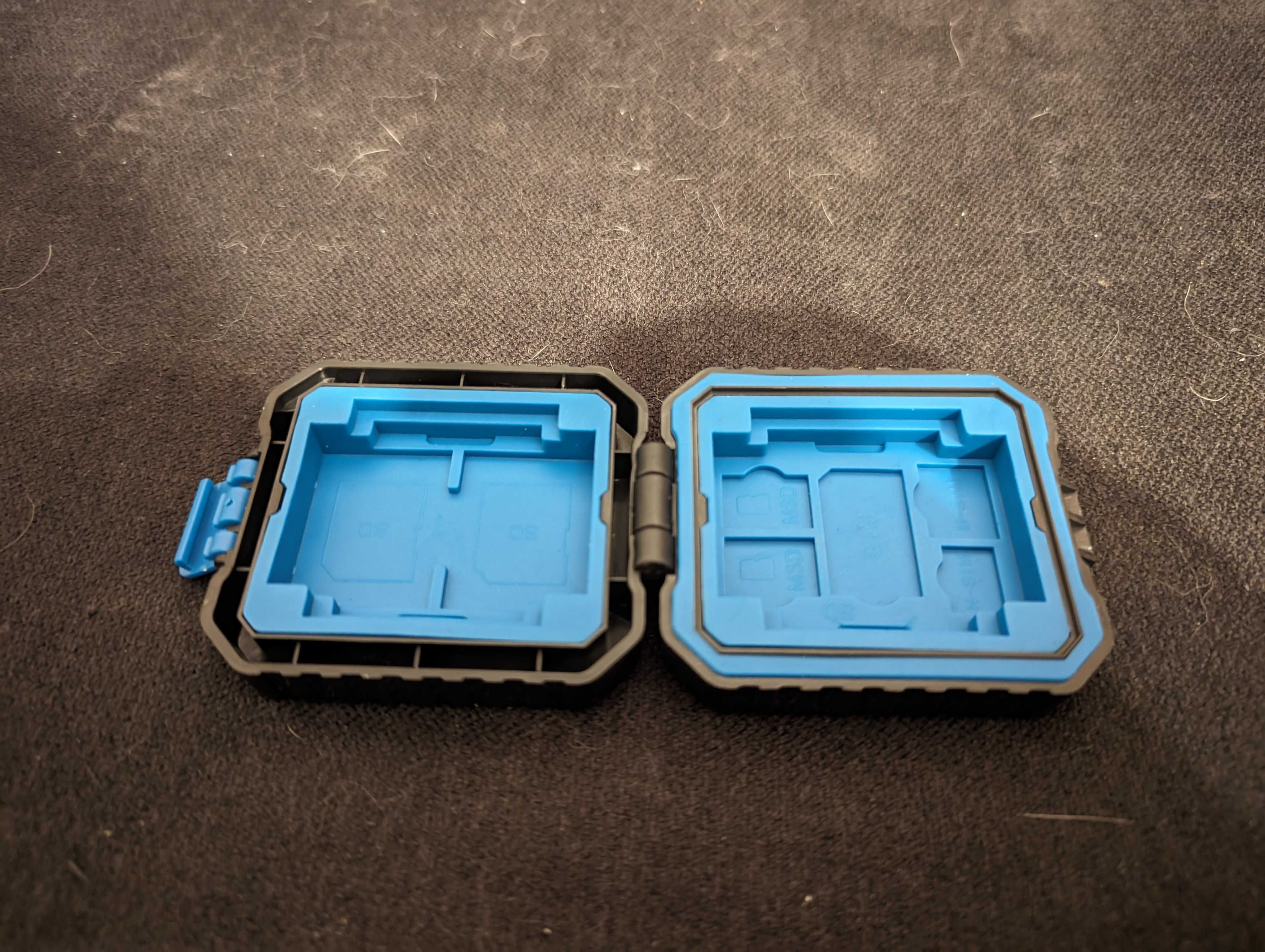 Pojemnik (case) na 11 różnych kart pamięci; pasuje do RCMLoader