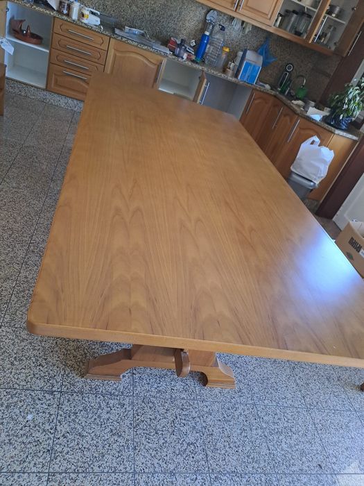 Mesa de jantar em madeira