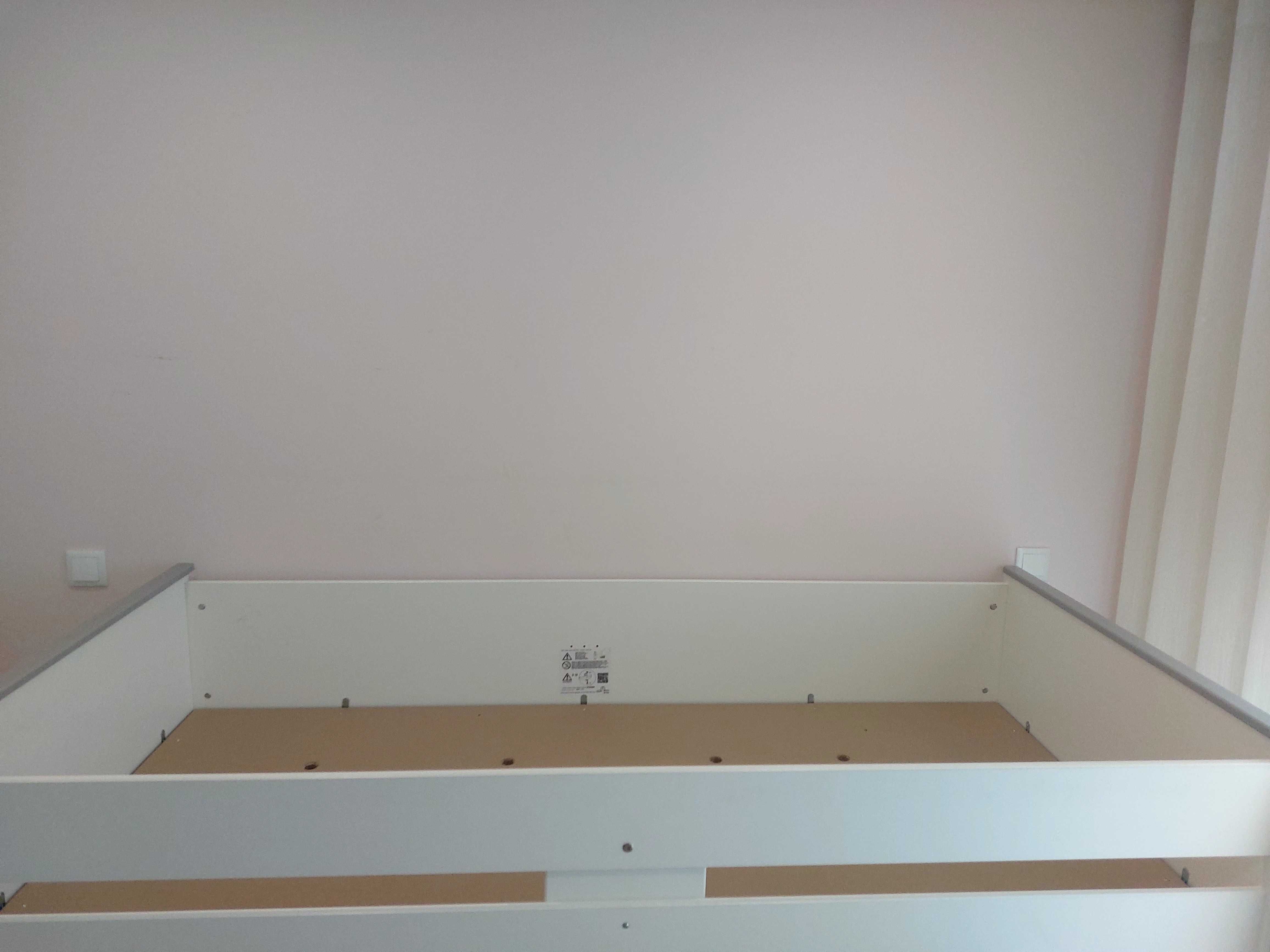 Cama elevada com arrumação e secretária