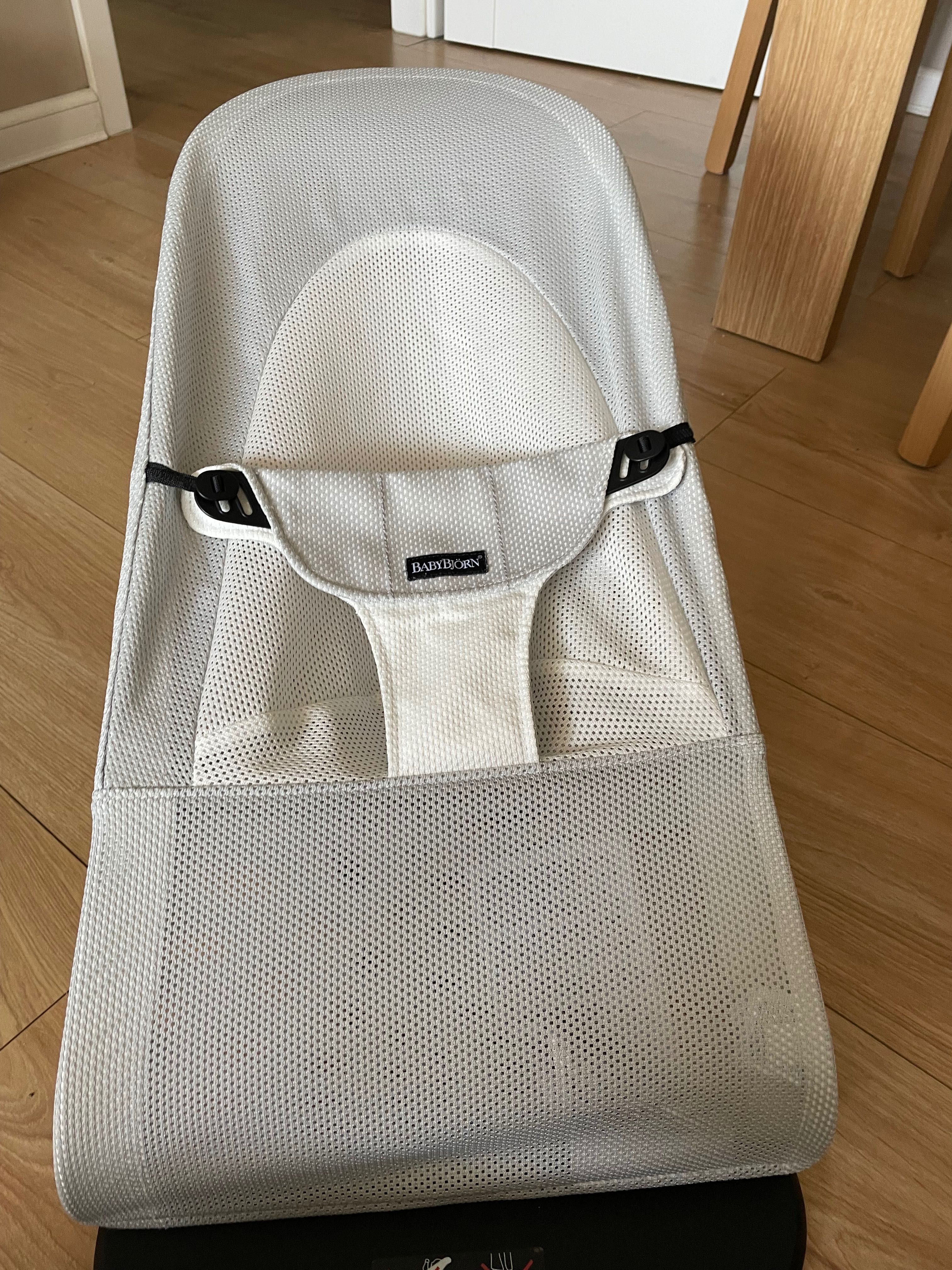 Leżaczek Baby bjorn mesh szaro-biały