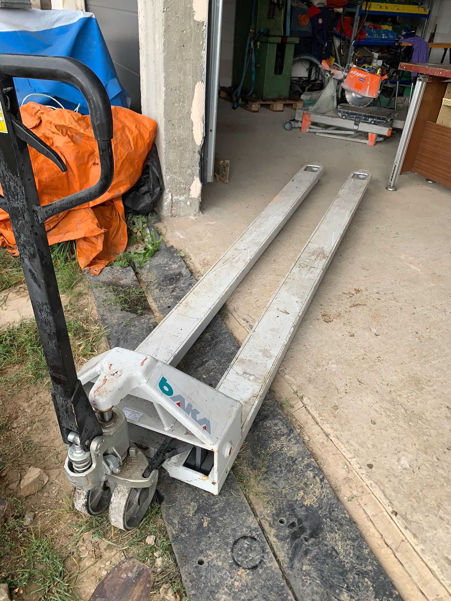 Wózek paletowy LONG-XXL z widłami o długości 3000 mm i udźwigu 2000 kg