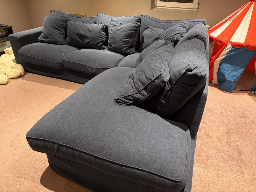 Designerska i praktyczna sofa z materacem z MoMaStudio
