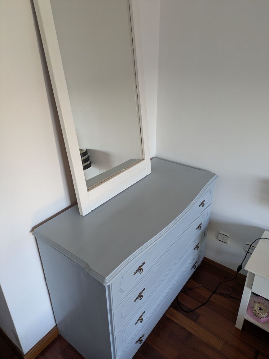 cama de casal branca + mobilia de quarto