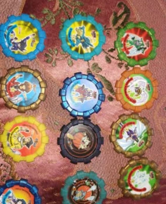 Vários tazos Pokémon Yu-Gi-Oh etc