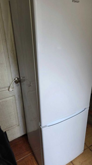 Рабочий холодильник Indesit, высота 1м. 80см. чистый ухоженный.