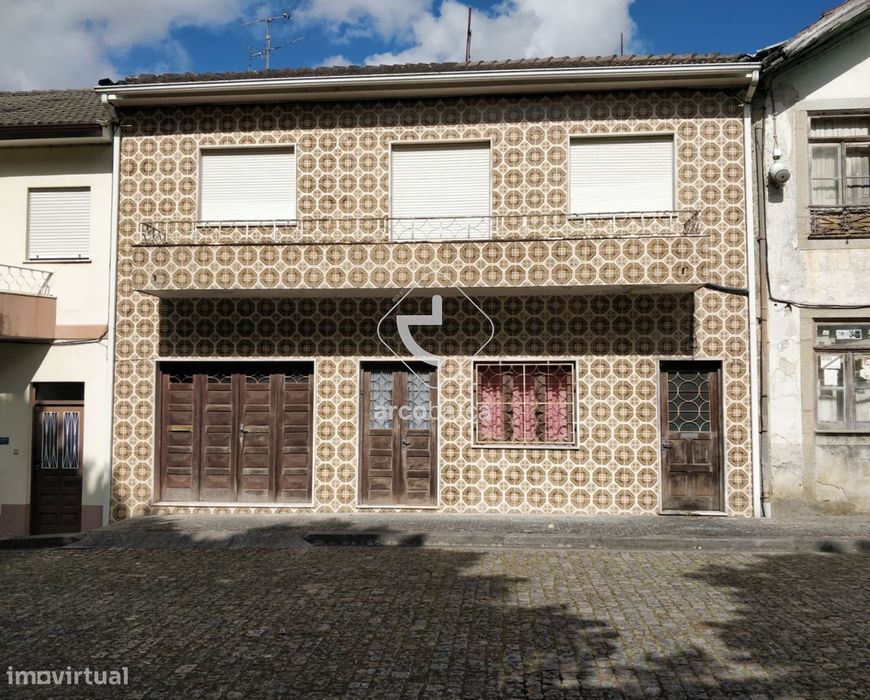 Moradia no centro da vila de Paredes de Coura, (possibilidade também p
