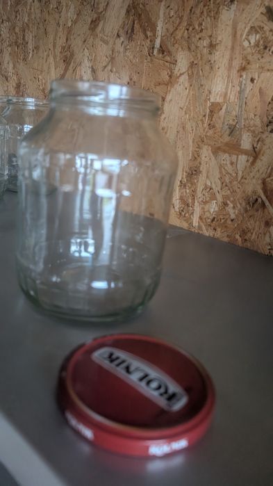 Słoiki z nakrętkami