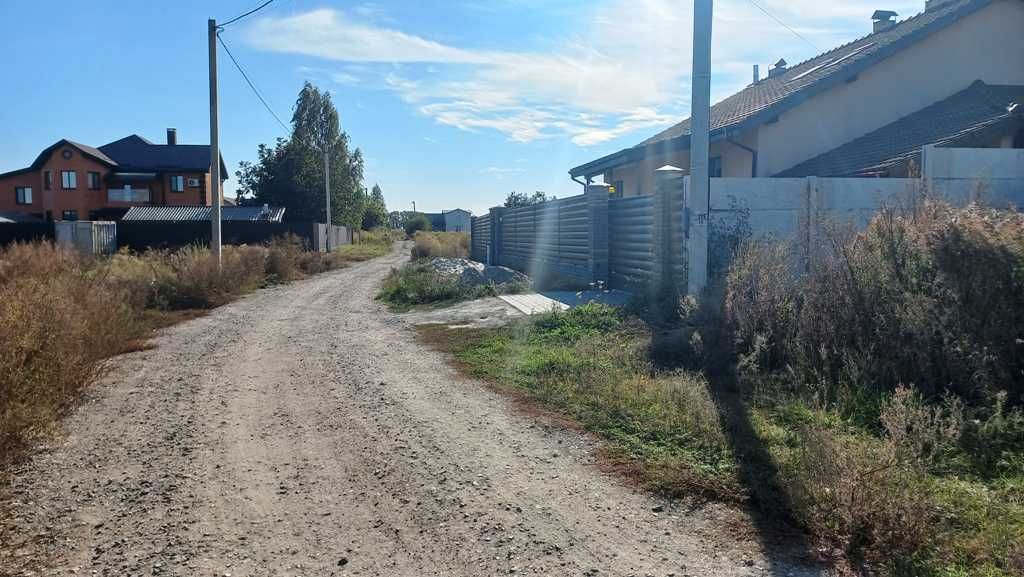 Требухів 19 соток з великим фасадом на житловій вулиці з комунікаціями