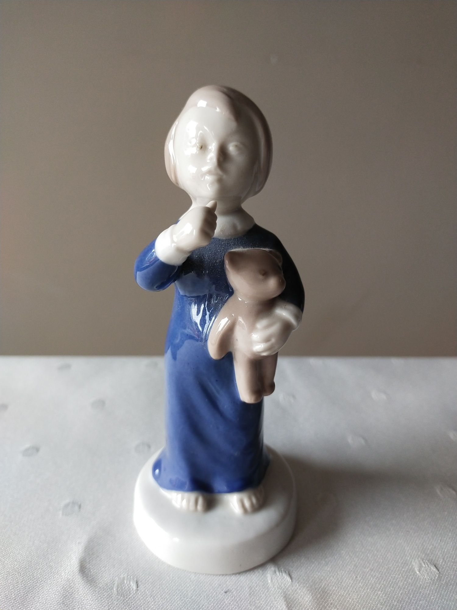 Figurka porcelanowa Dziewczynka z misiem.