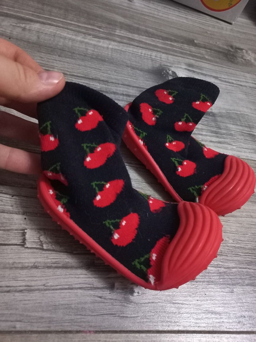 Nowe antypoślizgowe skarpeto- papcie 22