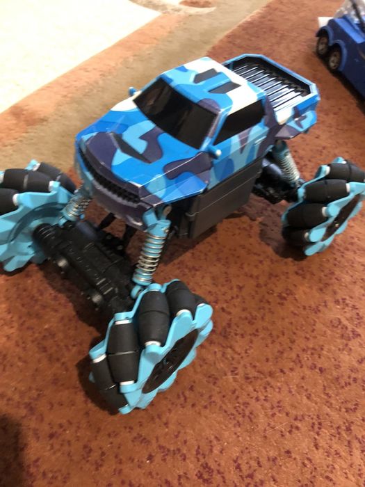 Машинки  достаточно большие. За две 550 гр.