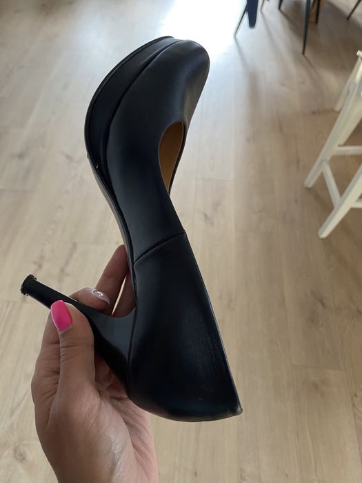 Szpilki czarne Eska na koturnie skórzane 37