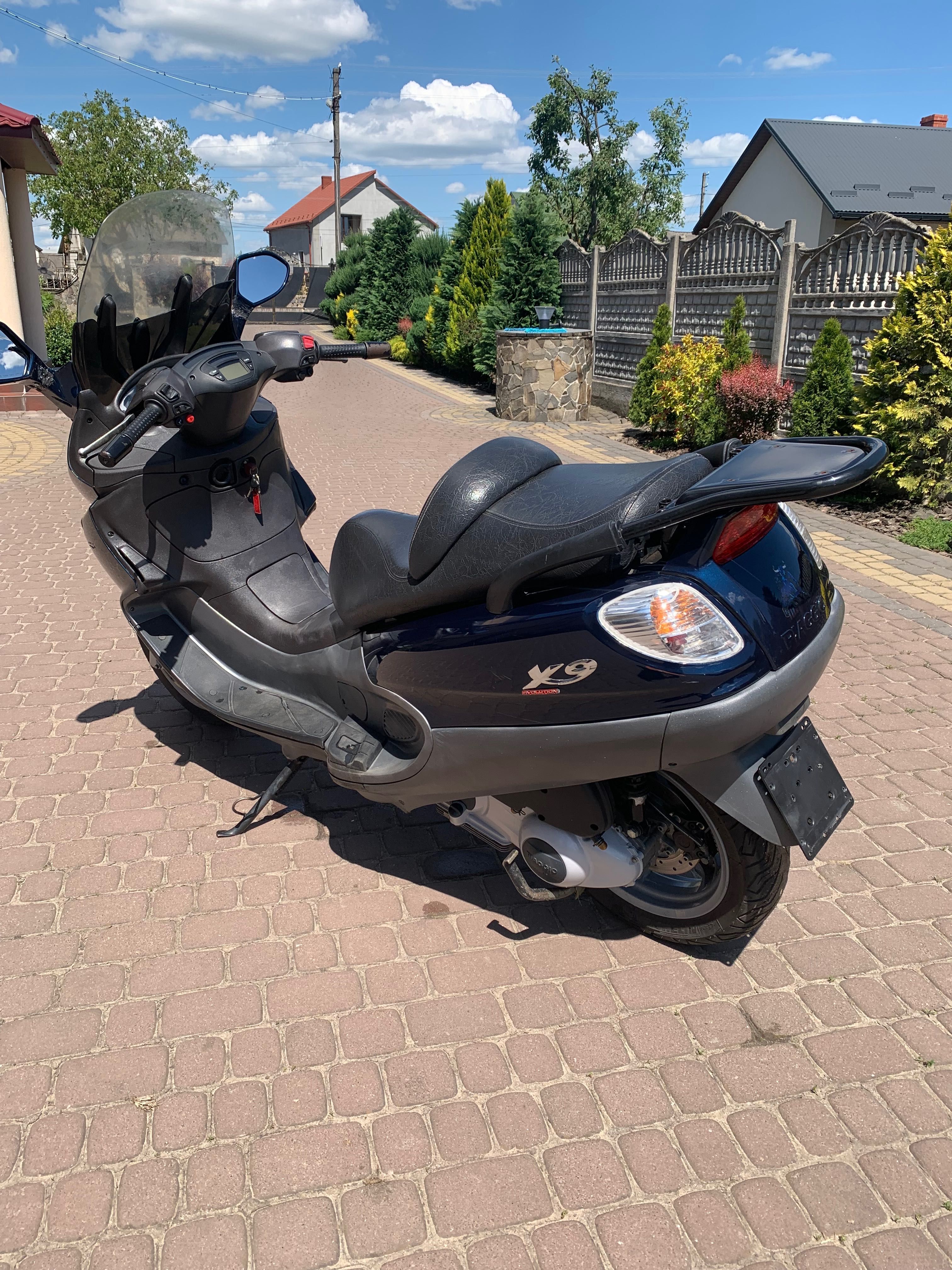 Продам скутер PIAGGIO 125 X9