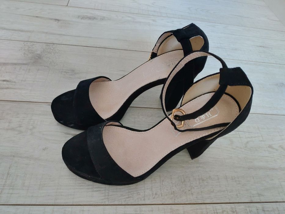 Vendo sandália preta em camurça