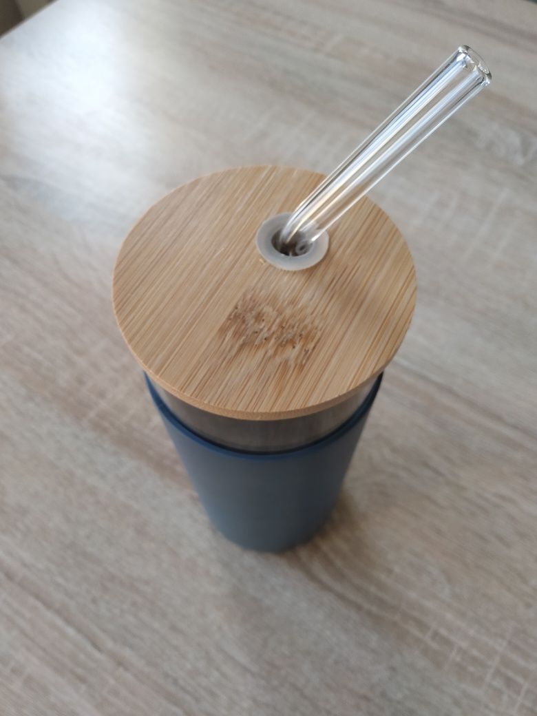 Szklany kubek z bambusową pokrywką i słomką 600 ml