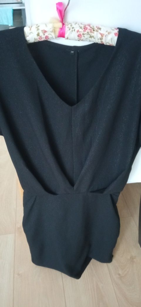 Czarna sukienka nietoperz z połyskująca nitką xs
