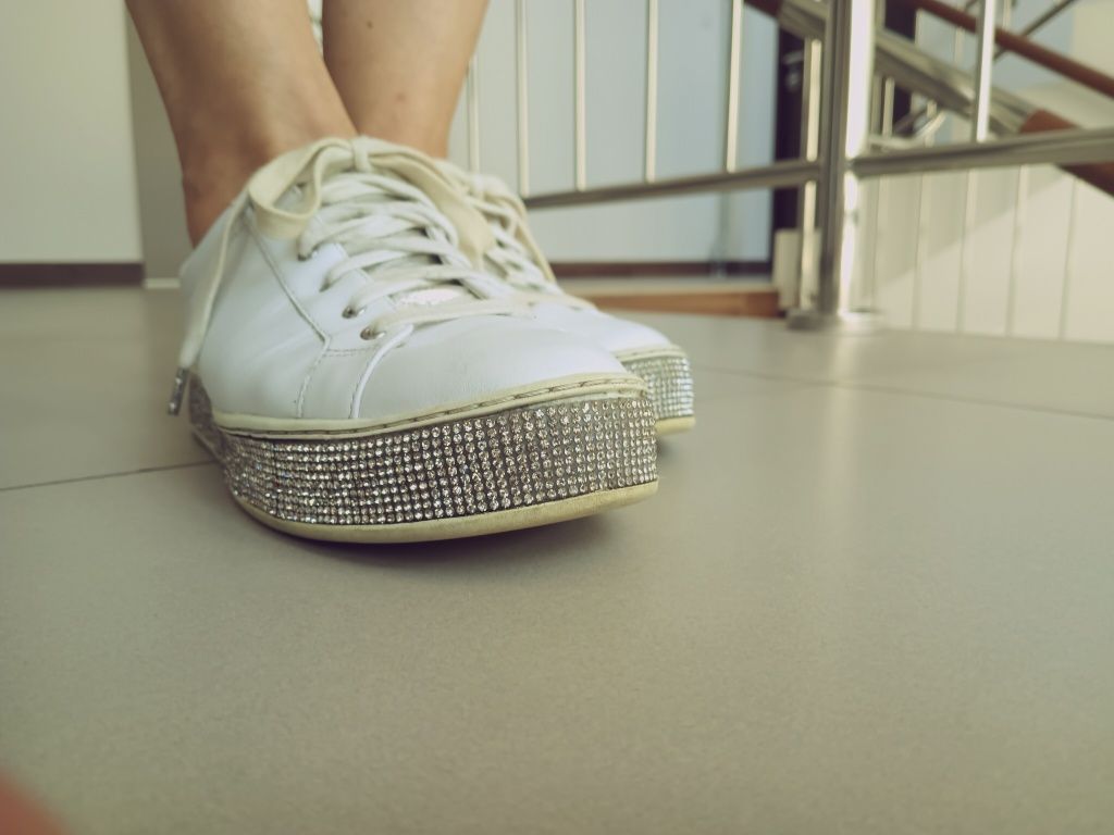 Letnie trampki skórzane białe z cekinami 37 wygodne na platformie