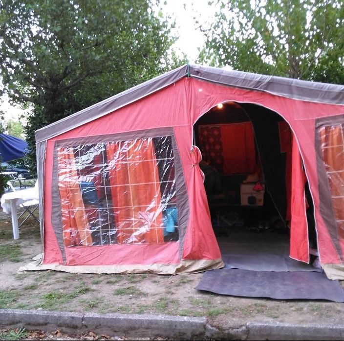 Atrelado tenda cor de laranja