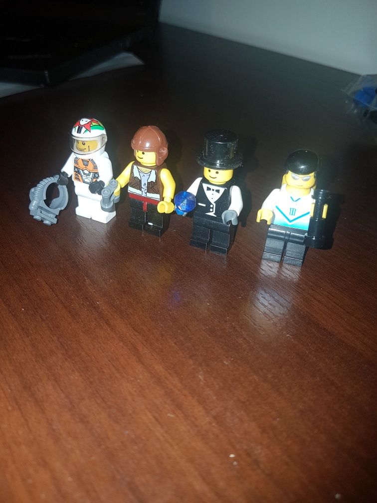 4 ludziki Lego klocki Pilot Astronauta Magik Nurek Lornetka Diament