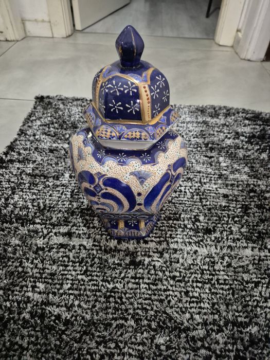 Pote pintado à mão antigo