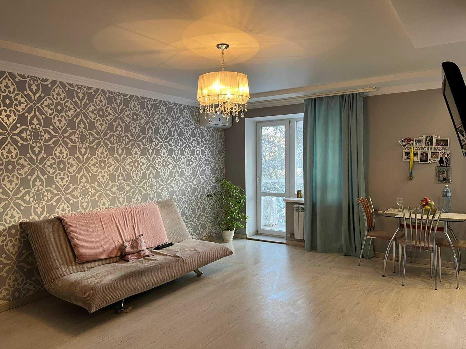 Продам 2-х кімнатну квартиру в  районі Центрального парку