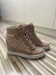 Buty sneakersy Guess